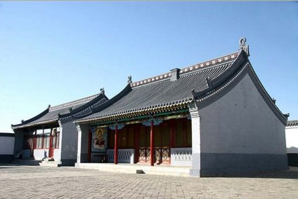百灵庙广福寺朝克沁殿侧面，汉藏合璧的建筑风格清晰可见