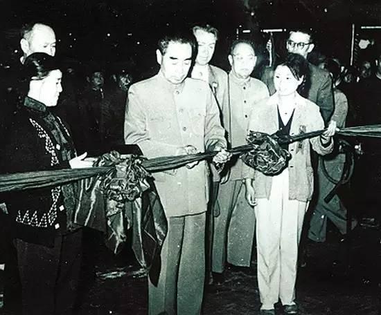 1959年10月15日周恩来总理为包钢一号高炉出铁剪彩