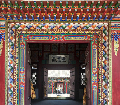 福徵寺（包头召）山门入口，彩色装饰与传统建筑细节