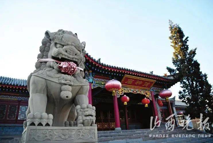 金街照壁与晋商主题雕塑，记录了乔家金街的历史文脉