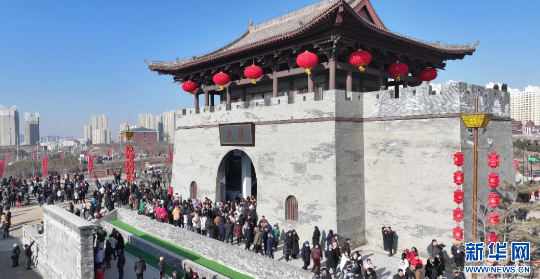 老包头走西口历史文化街区开街仪式，传统建筑和红灯笼