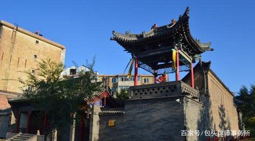 1920年代包头龙王庙（转龙藏）的旧影。画面中可见寺庙的钟鼓楼和正殿建筑群，是龙泉寺在民国时期的样貌记录。