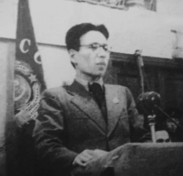 一机集团历史照片，背后可见苏联风格建筑