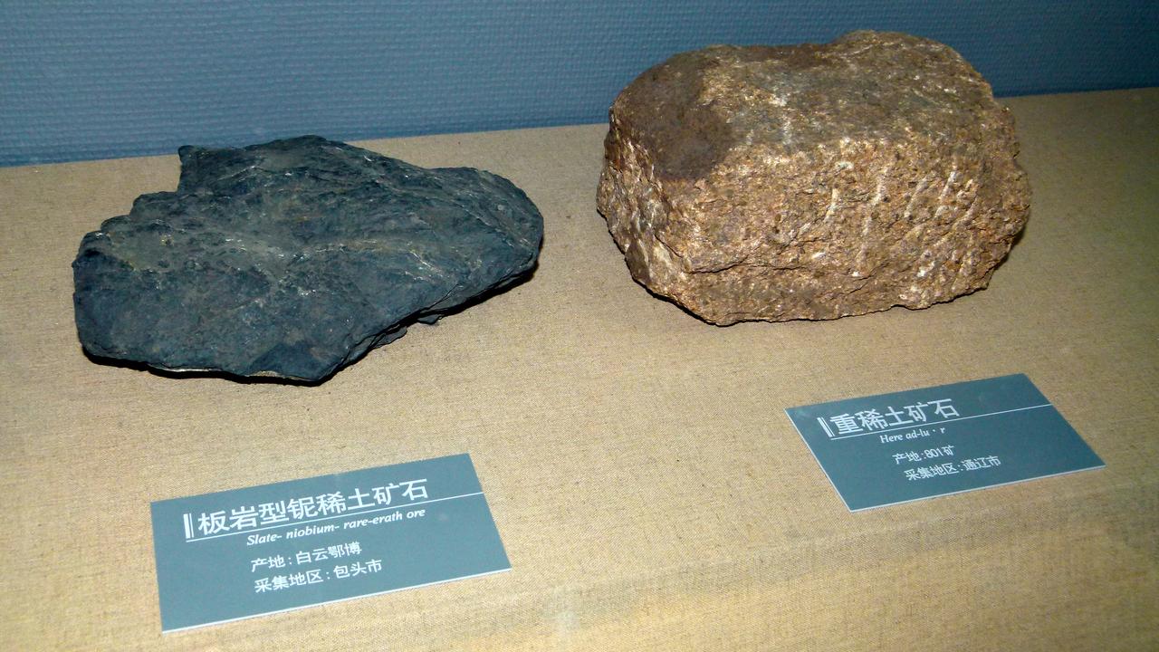 稀土矿石标本，包括含铌稀土矿和重稀土矿，来自白云鄂博矿区