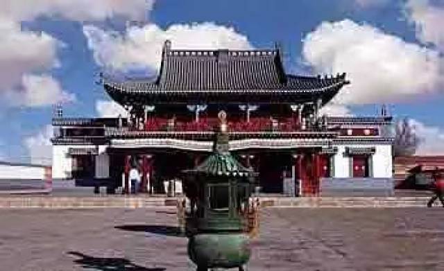 福徵寺山门及主佛殿外景，汉式歇山顶与白色藏式外墙的组合清晰可见