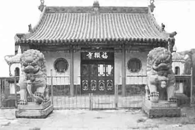 福徵寺山门石狮与香炉，两侧院落曾是边贸办事驻地