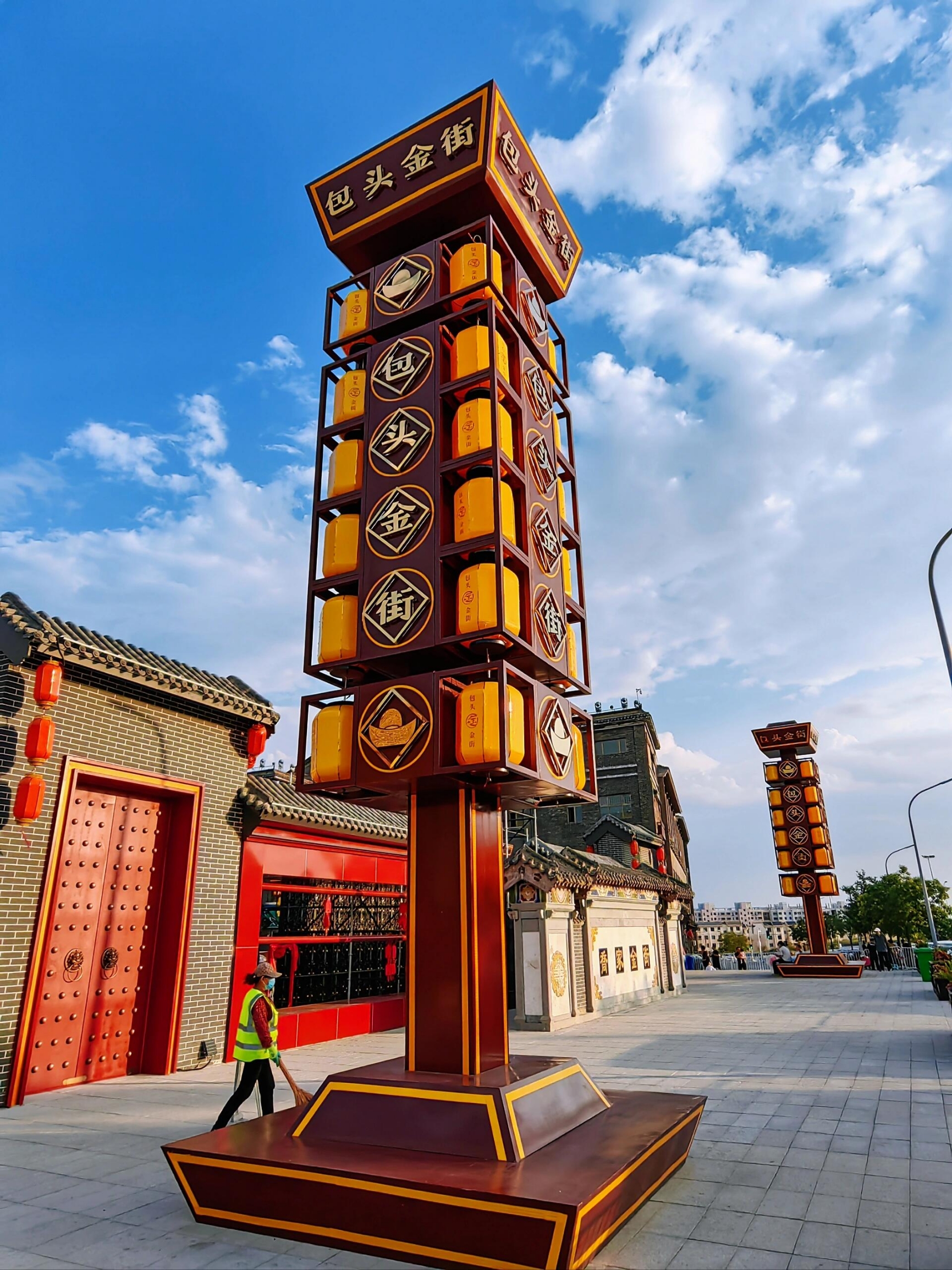 东河清真大寺外观，中式歇山屋顶与伊斯兰邦克楼并置，是边疆宗教融合的建筑证据