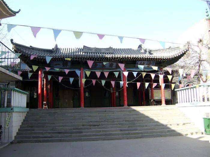 东河清真大寺全貌：中式歇山屋顶与邦克楼