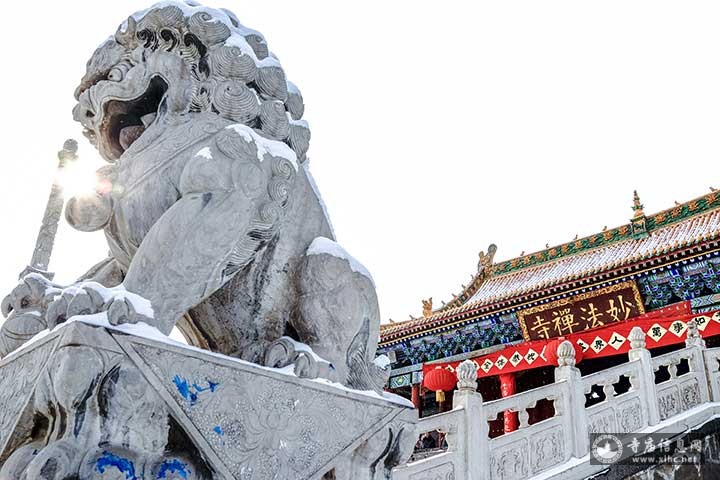 妙法禅寺山门，灰瓦歇山顶衬托在蓝天下，是内蒙古规模最大的汉传佛教寺院