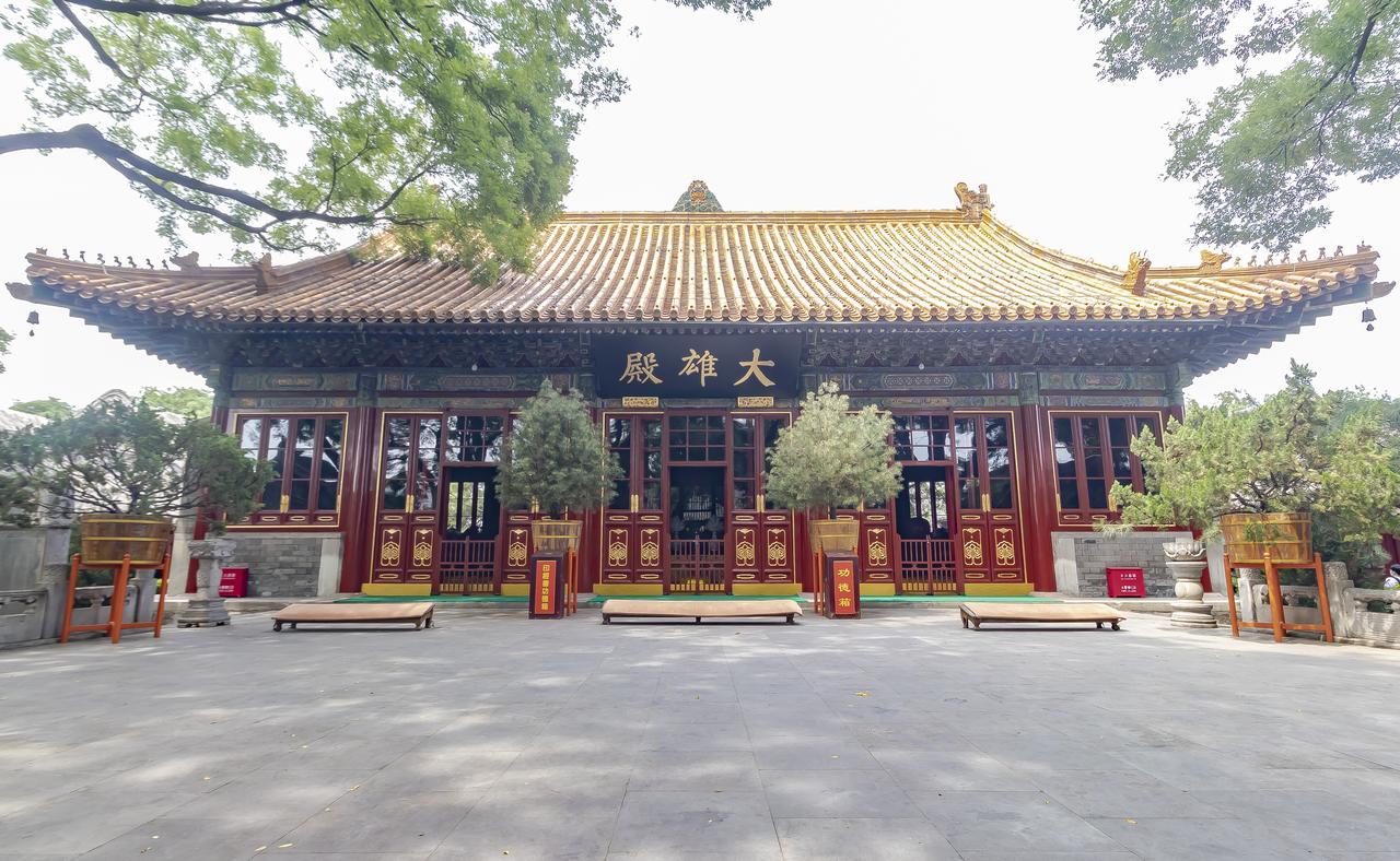 大雄殿正面，黄琉璃瓦单檐歇山顶，月台前有乾隆铜宝鼎