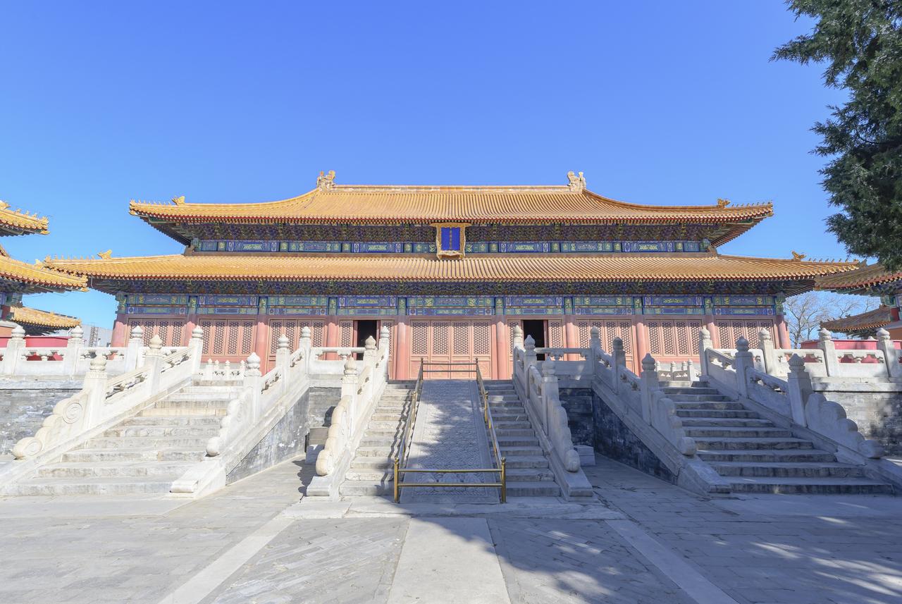 景德崇圣殿正面全景:重檐庑殿顶与汉白玉台基