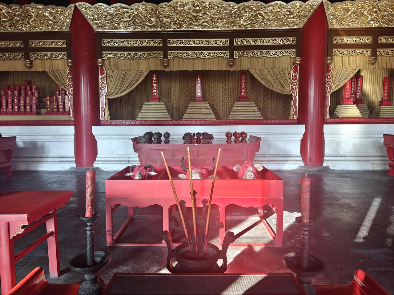 景德崇圣殿内的帝王神龛与牌位:朱底金字,按朝代展开