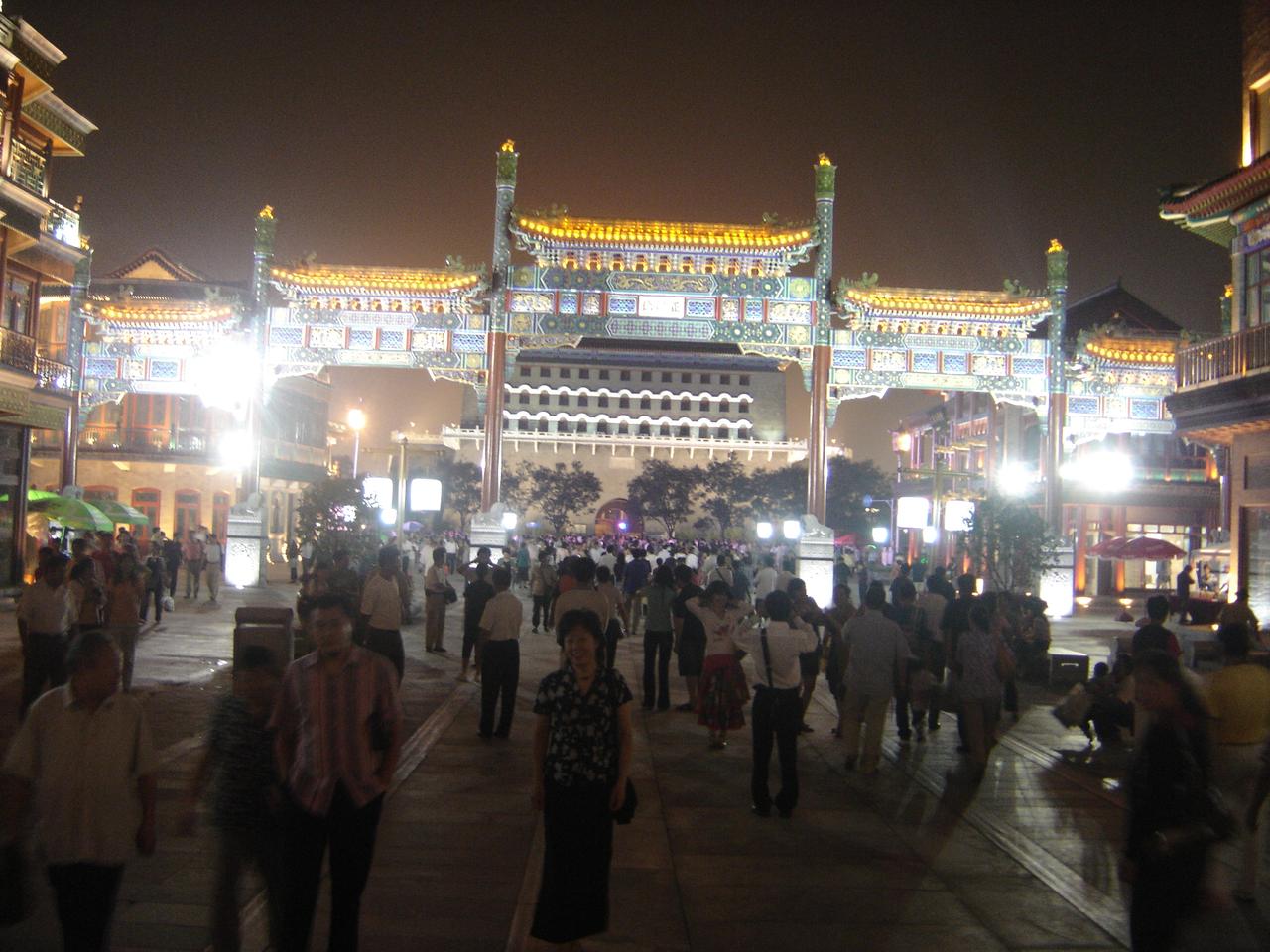 2008 年开街初期的前门大街仿古立面