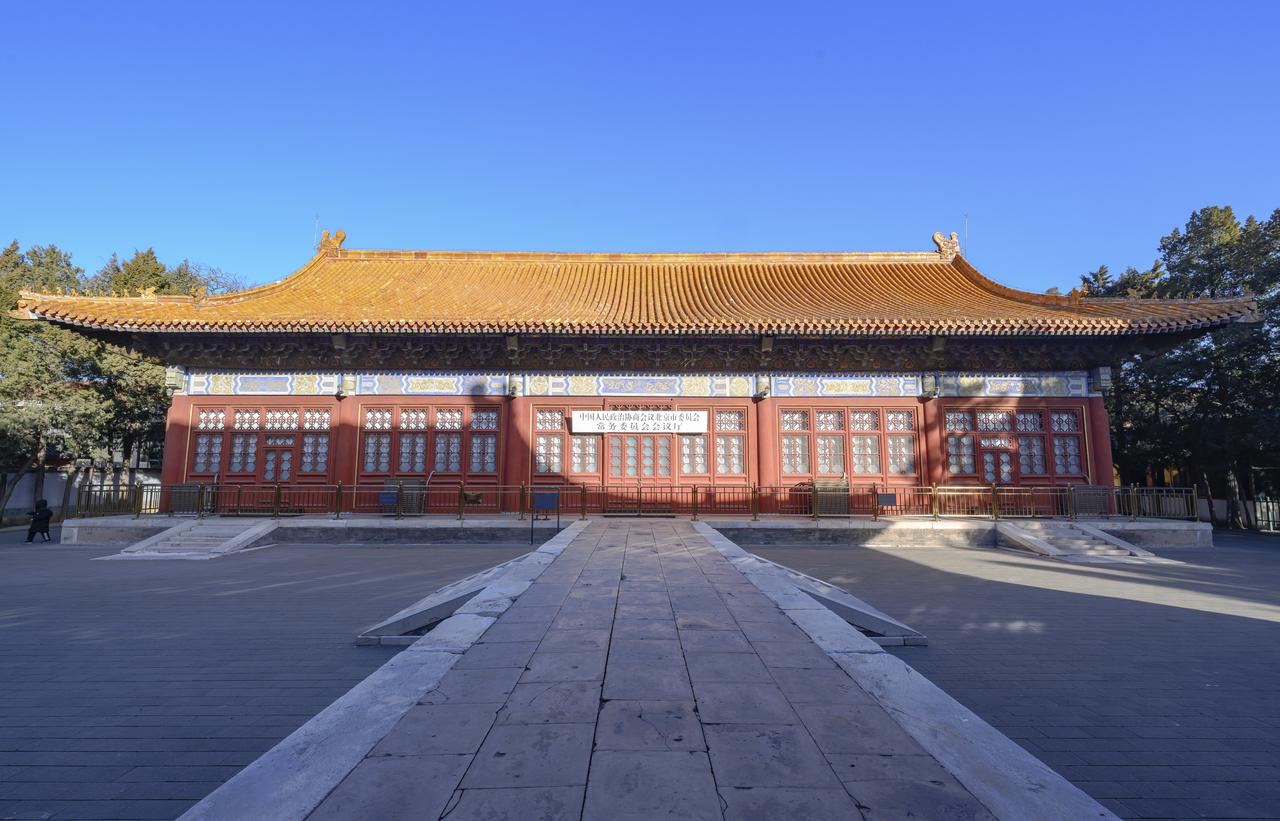 戟门:单檐歇山顶、明代木构,原门内陈设的金龙戟在 1900 年被掠走