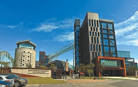 曾经的筒仓和料仓被改造成冬奥组委办公区