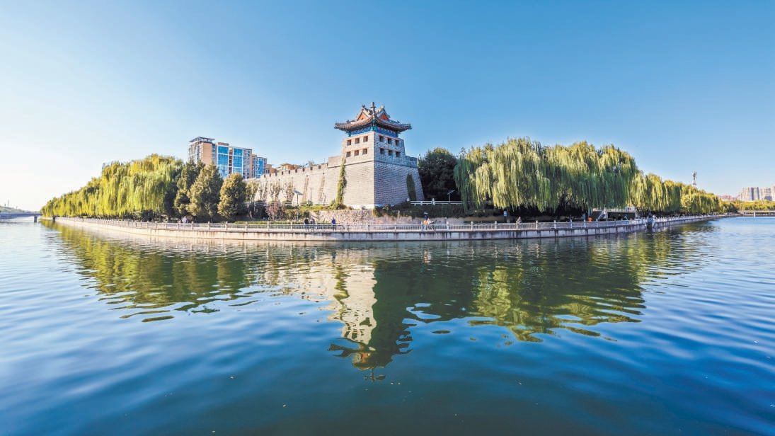 左安门角楼倒映在南护城河水面