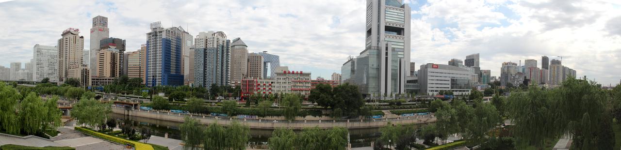 庆丰公园局部水面与堤岸