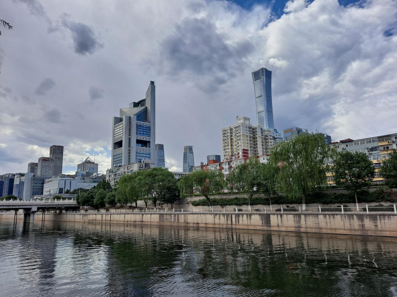 庆丰公园里的通惠河水面,2023 年画面
