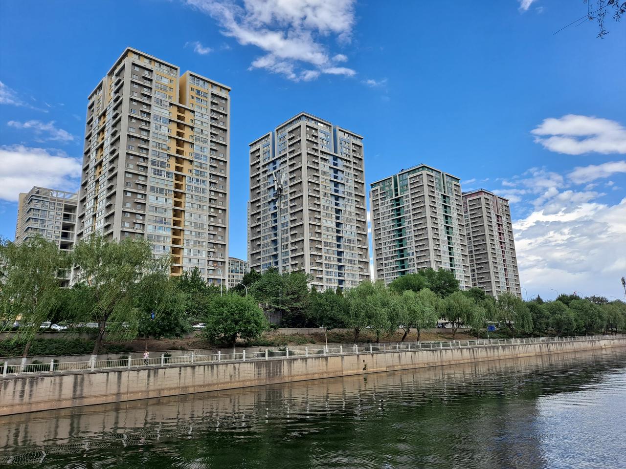 通惠河沿岸的当代步道与水面