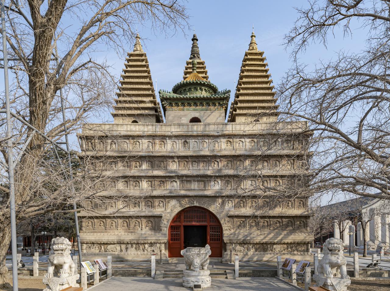 真觉寺金刚宝座塔整体,五座密檐小塔立在高台上