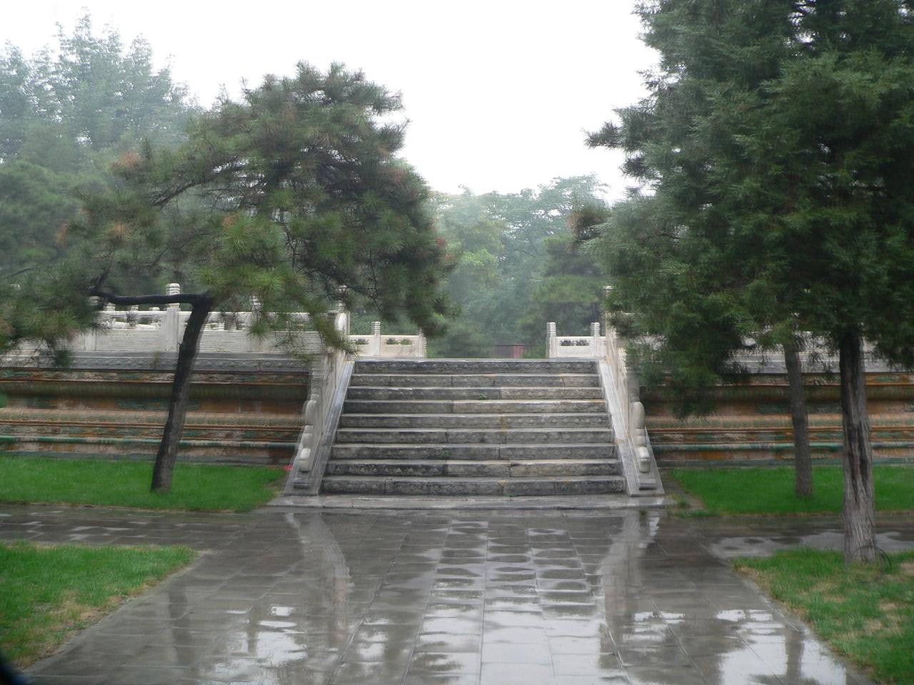 观耕台方形台基，三面石阶，四周汉白玉望柱栏板