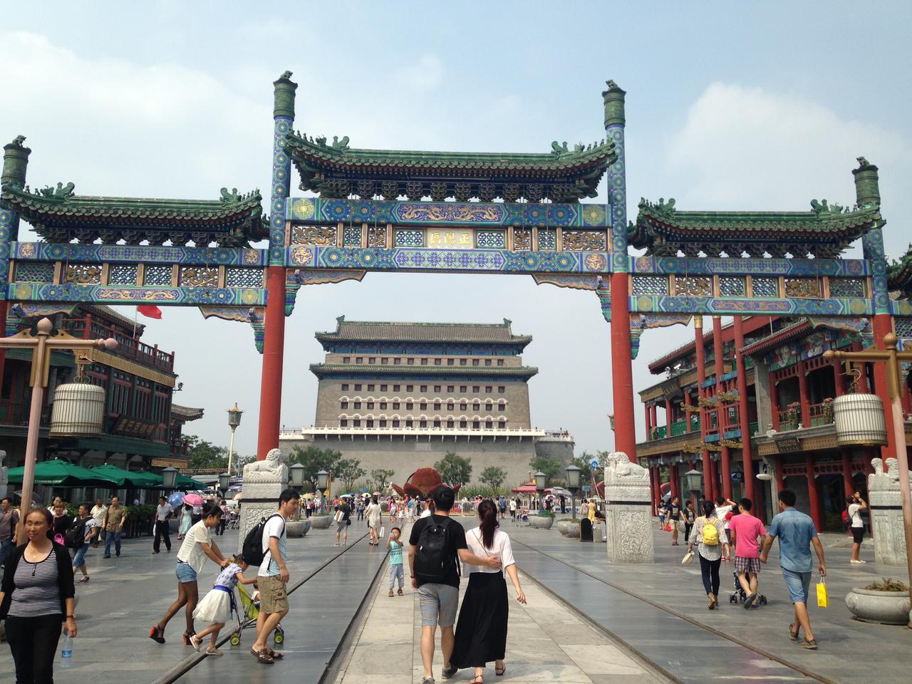 从前门大街北望，五牌楼与箭楼同框