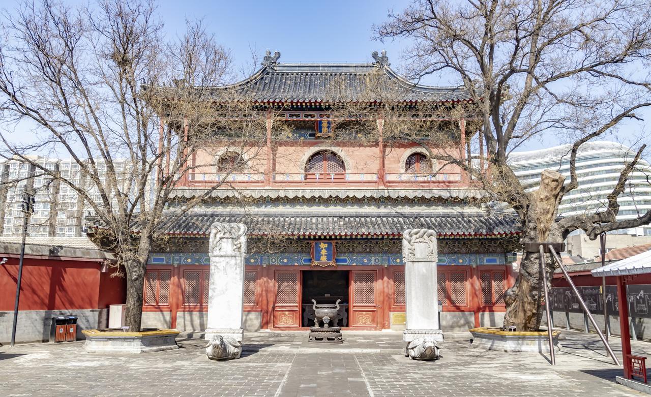 智化寺如来殿/万佛阁外观,重檐歇山顶,下方院落以红墙围合