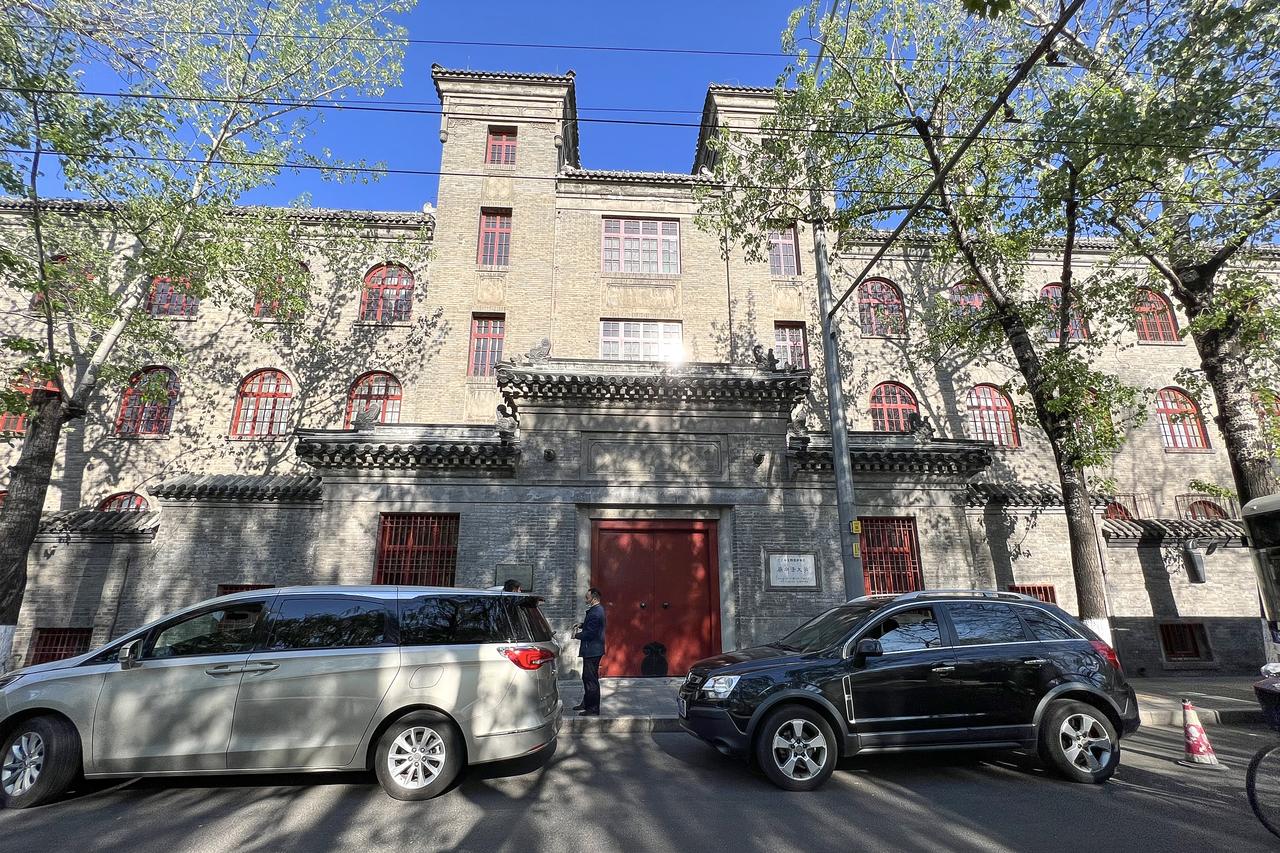 中法大学旧址沿街立面