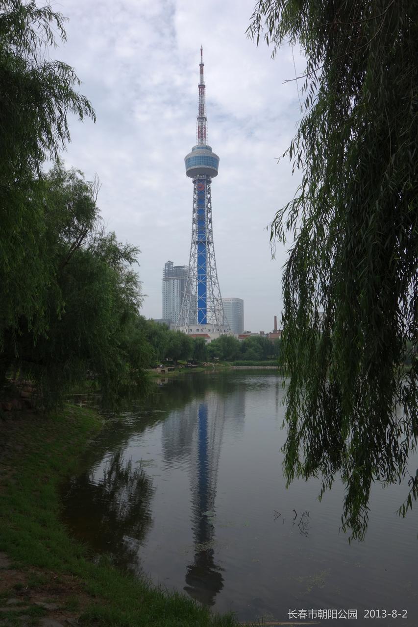 吉塔从德苑的树林上方矗立，是公园内最显眼的空间锚点
