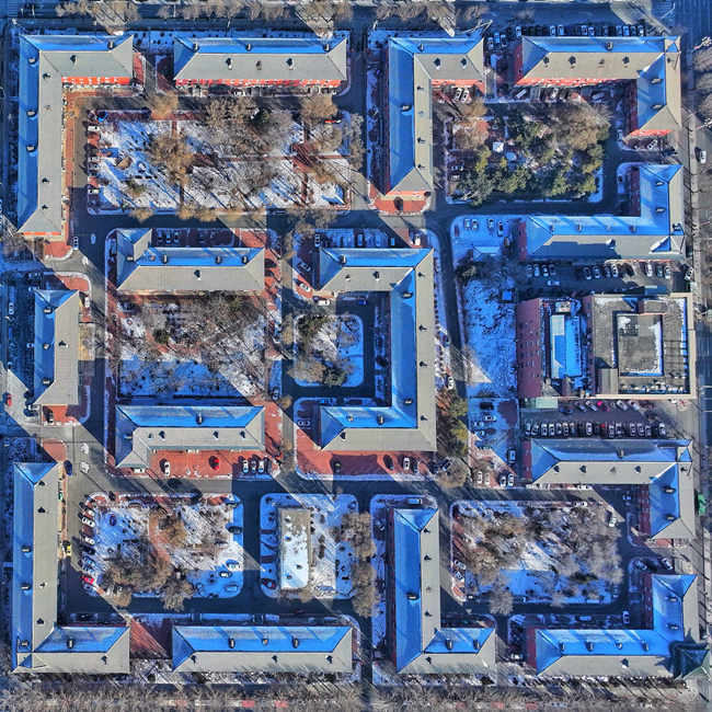 东风大街街景，路两侧的红砖住宅楼和宽阔路面