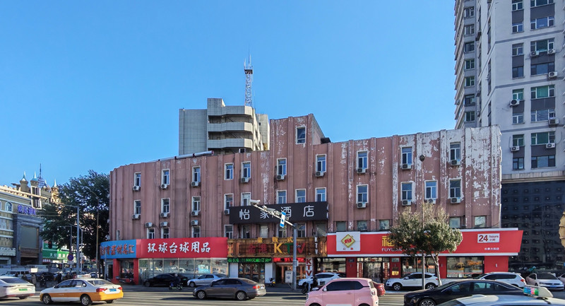经过改造和扩建后的建筑外观，涂料覆盖了原始材质