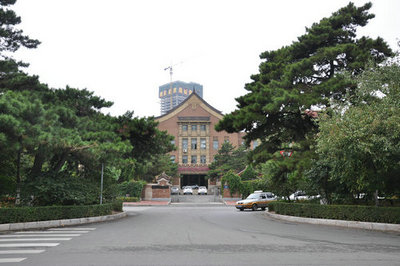 伪满交通部旧址建成初期的历史照片，可见当年完整外观