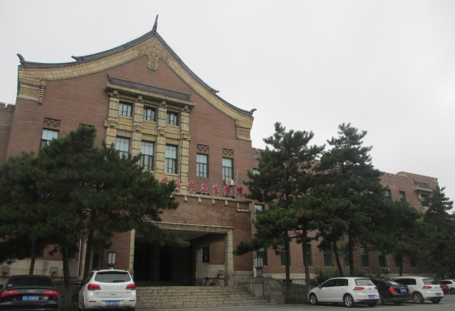 伪满交通部旧址墙面细部，褐色面砖与黄色琉璃装饰带交错排布