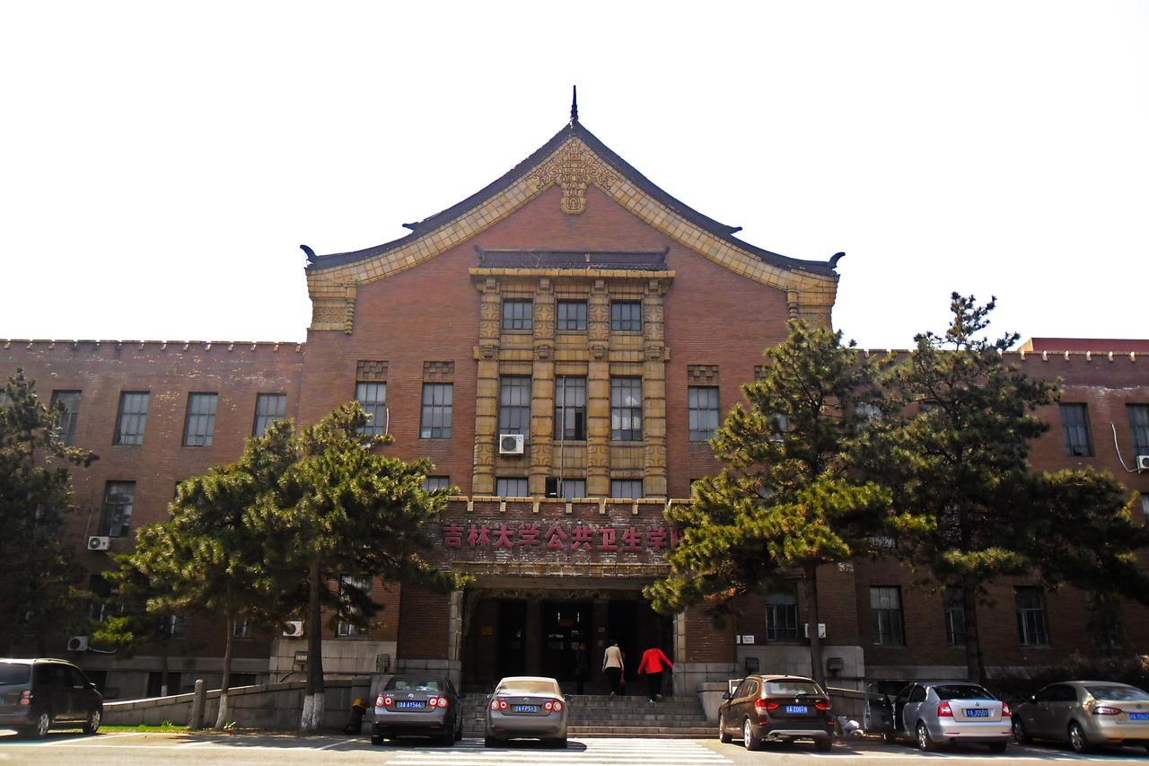 伪满交通部旧址东面正门全景，褐色面砖配黄色装饰带，中央塔楼高出屋面