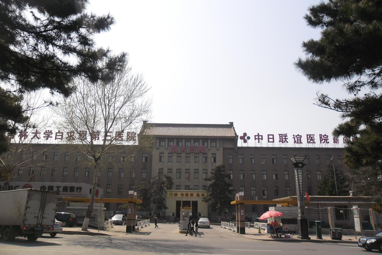 伪满经济部旧址东门远景，深褐色外砖与灰白石材形成简洁的立面