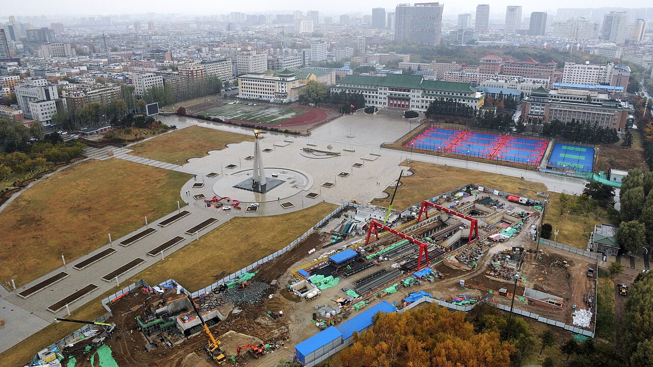 2025年文化广场鸟瞰，U形草坪和太阳鸟雕塑清晰可见