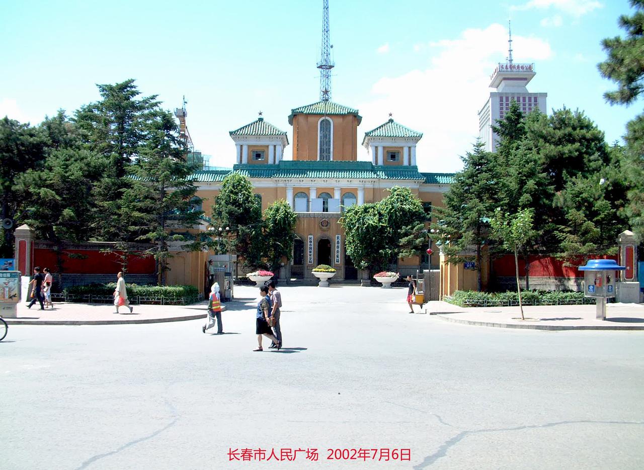 建筑屋顶中央主塔修复痕迹：中央主塔比两侧卫塔矮了一截，四角攒尖顶简化为一层