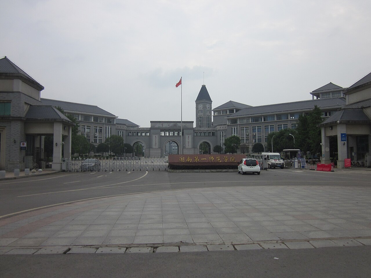 湖南第一师范旧址的庭院连廊，长廊连接各栋建筑形成四合院落