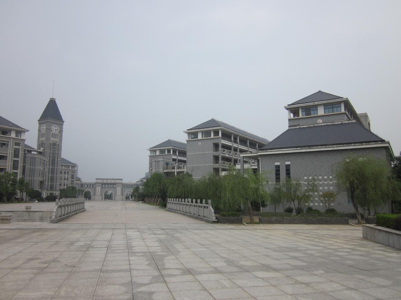 湖南第一师范旧址的庭院内部，可见建筑之间的连廊和绿化空间