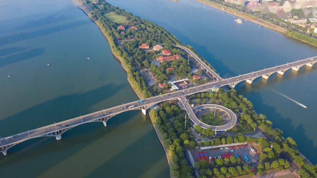 橘子洲大桥与湘江两岸城市天际线