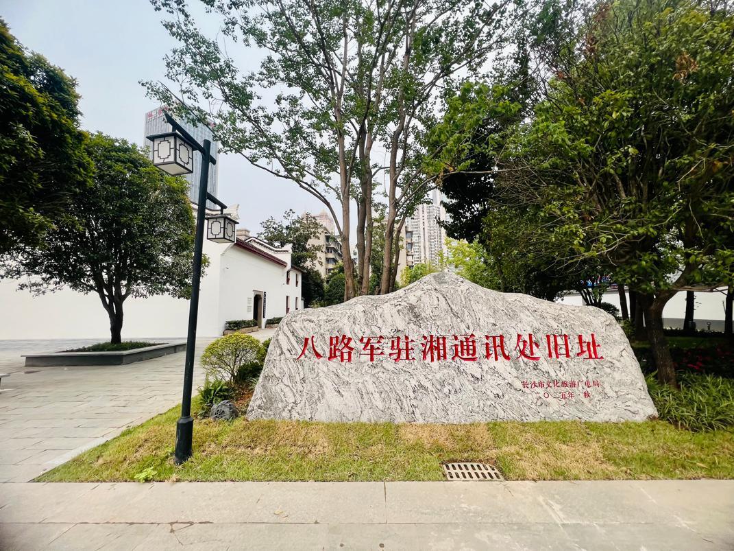 湘江长沙综合枢纽泄水闸与船闸近景