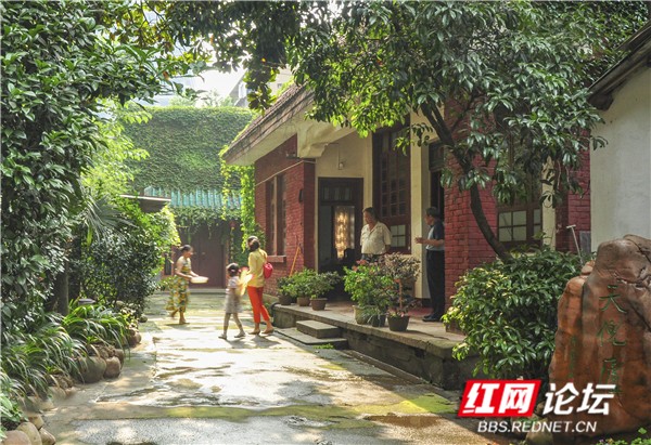 三贵街天倪庐大门外观