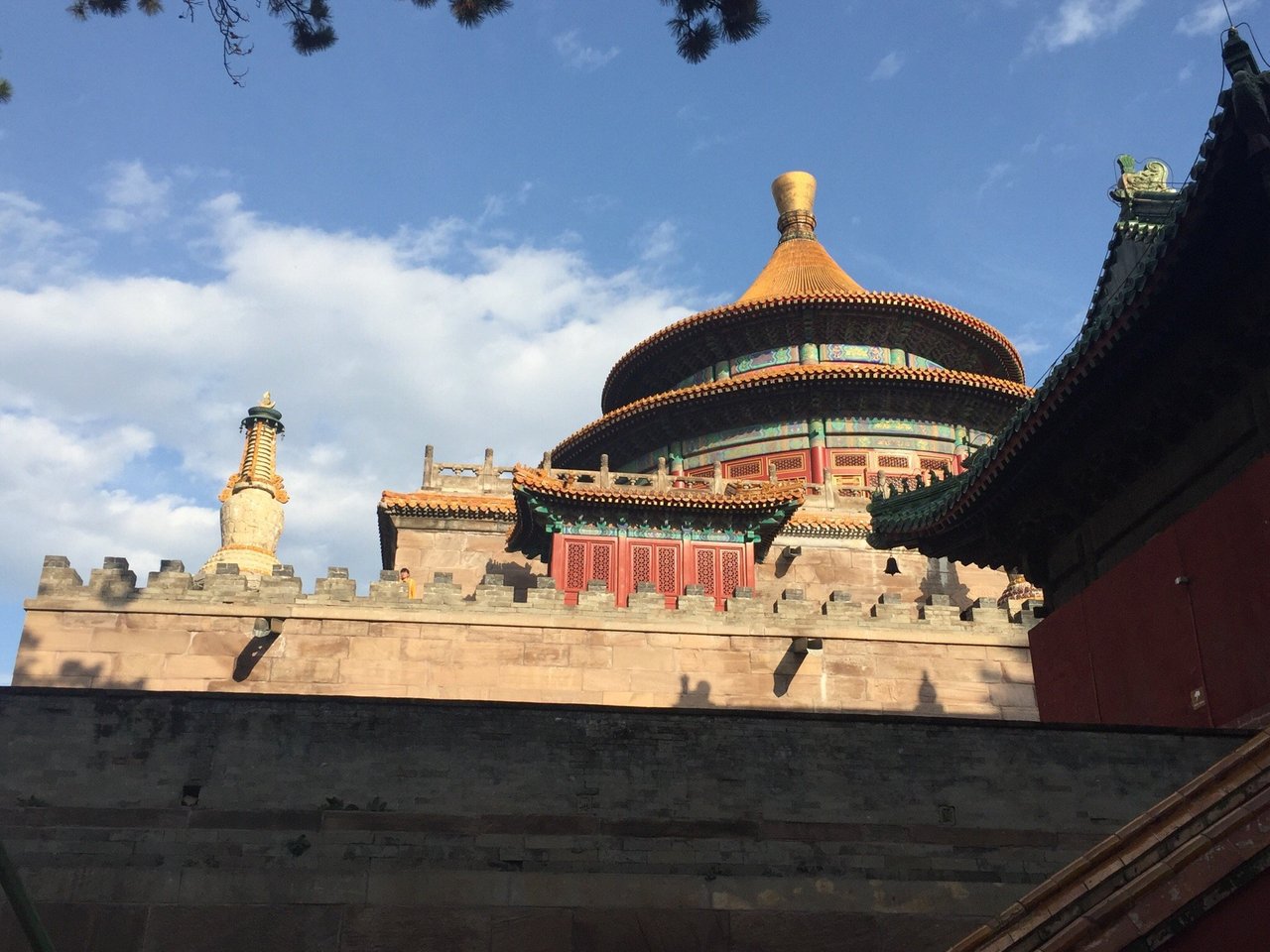 普乐寺阇城与旭光阁，可见多层方台和白色琉璃塔