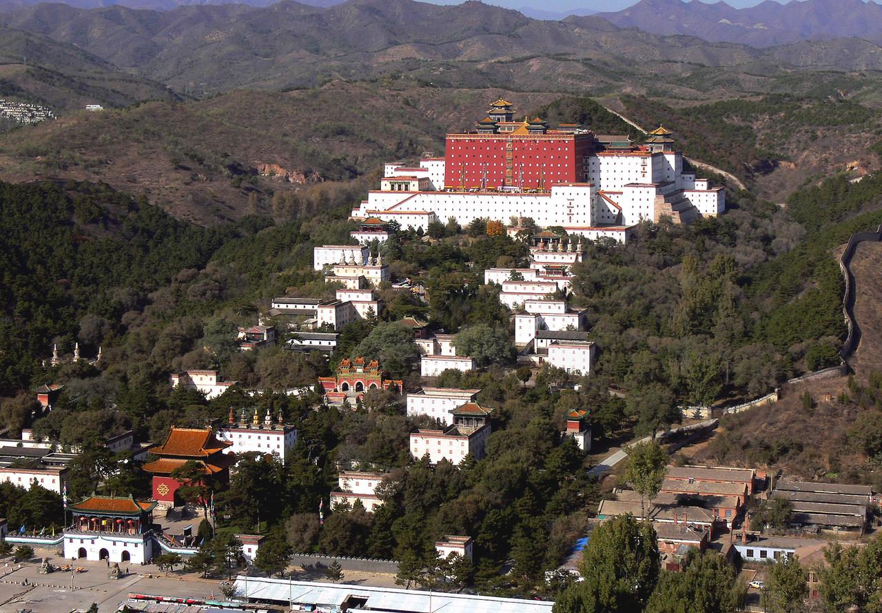普陀宗乘之庙鸟瞰全景，山门-碑亭-五塔门-大红台轴线清晰可见