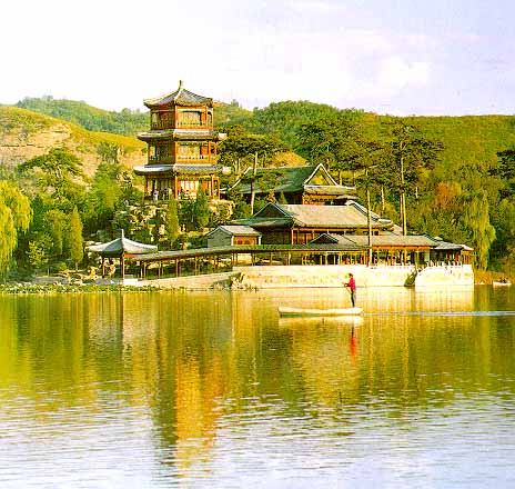 四面云山亭与周边山峦