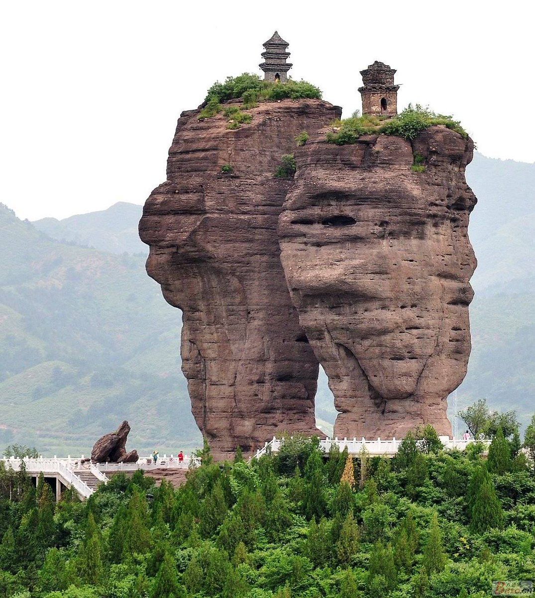 双塔山远眺，两根红色岩柱并立