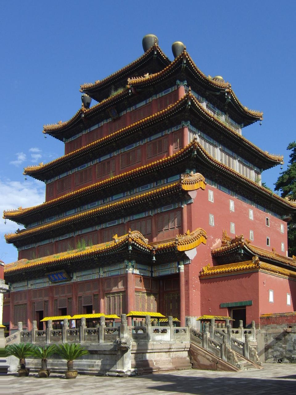 普宁寺大乘之阁前檐，多层级屋檐适应山坡坡度