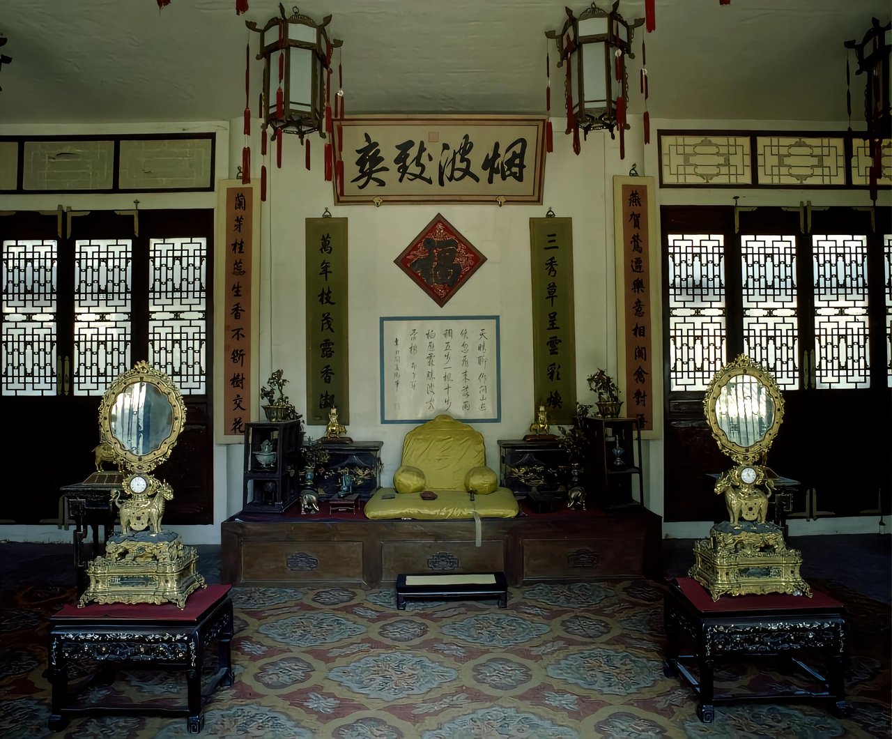 烟波致爽殿西暖阁：一张炕桌见证的两个时代