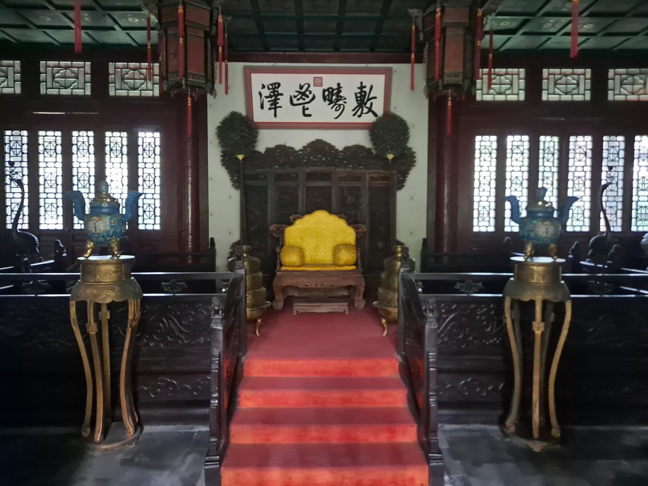 如意洲门殿无暑清凉，其后建筑群为延薰山馆