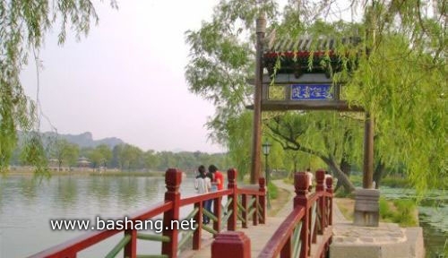芝径云堤远景，连接如意洲的长堤